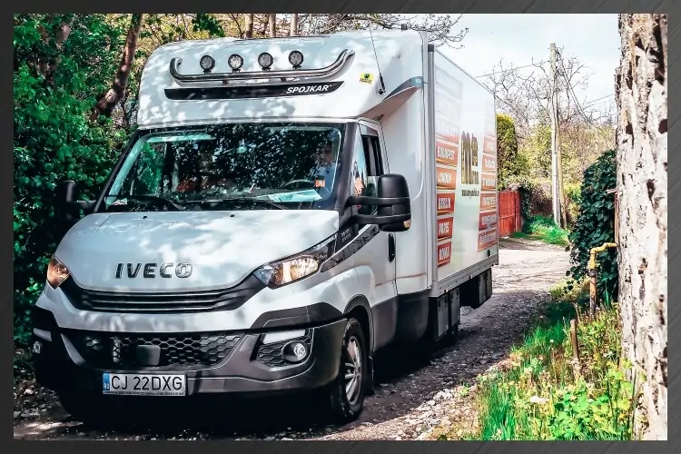 Folosim autoutilitare de 3.5T cu remorcă închisă 3.5T , ambele box izoterm, autoutilitară cu lif de 800kg și dube de 800kg. Cea mai sigură și protectivă soluție pentru oricefel de transport. Mașinile sunt întreținute, curățate des și dotate cu pături profesionale, chingi, lize și alte ambalaje speciale pentru asigurarea încărcăturilor 